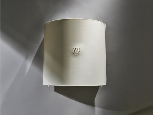 Porzellanwandleuchte „Luna Heritage“ von Nymphenburg, frontal aufgenommen, unbeleuchtet.
Porcelain wall lamp “Luna Heritage” by Nymphenburg, photographed from the front, unlit.