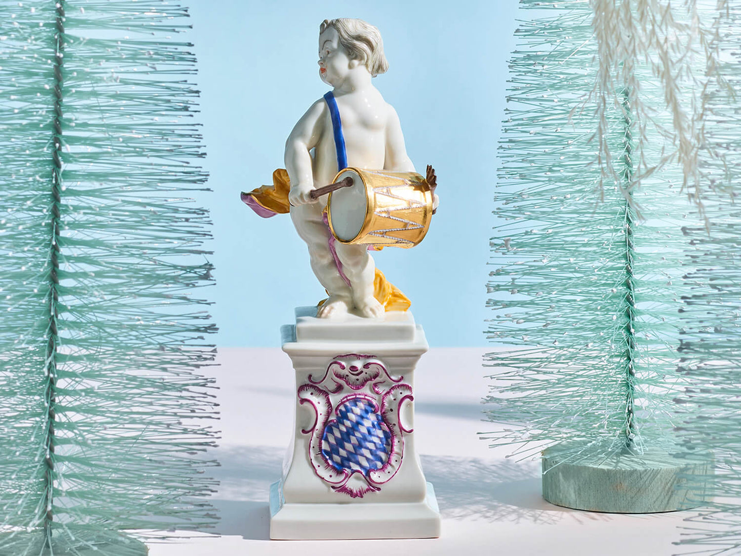 Porzellanfigur Putto, Trommel aus glasiertem Porzellan