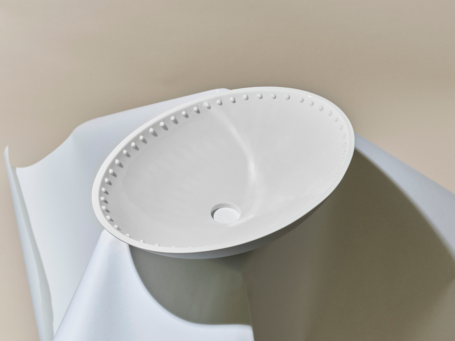 Perl washbasins