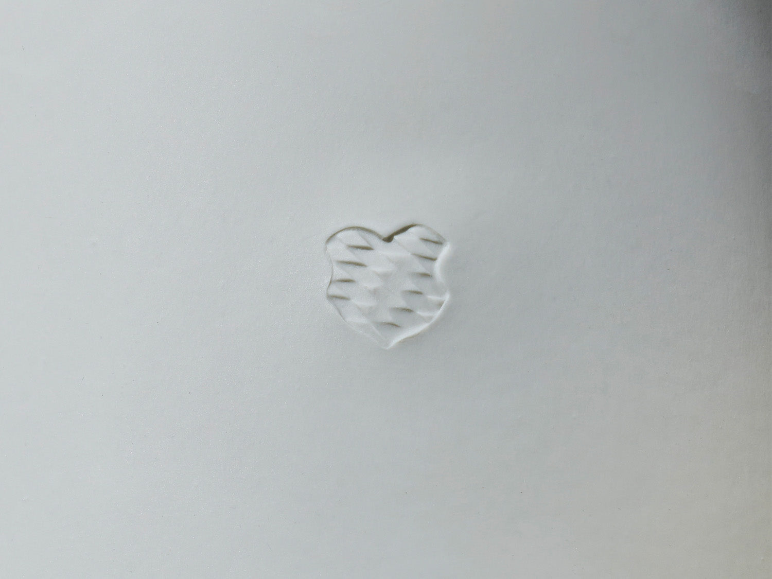 Detailaufnahme der geprägten Wappenstruktur der Porzellanwandleuchte „Luna Heritage“.

Detail of the embossed crest structure on the “Luna Heritage” porcelain wall lamp.