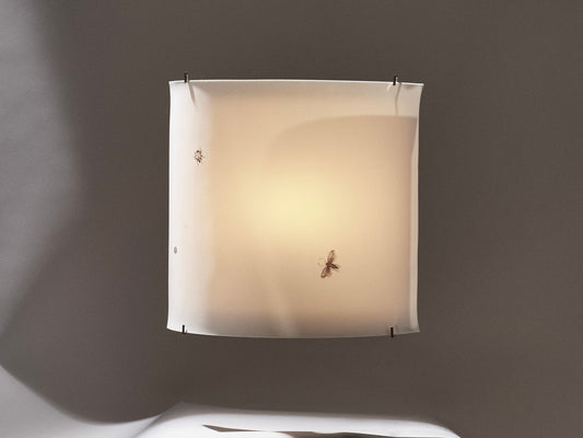 Wandleuchte „Luna Motive“ mit handgemalten Insektenmotiven, beleuchtet.
“Luna Motive” wall lamp with hand-painted insect motifs, illuminated.
