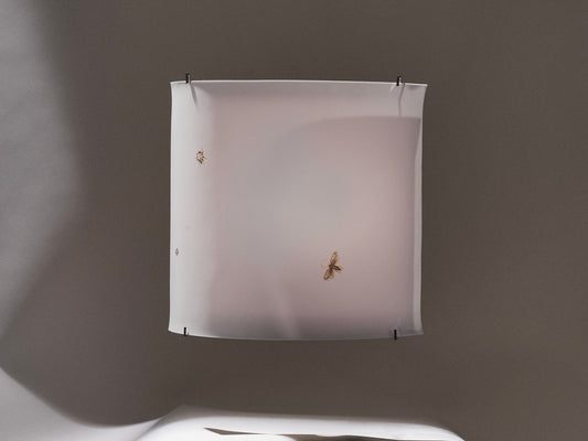 Wandleuchte „Luna Motive“ mit handgemalten Insektenmotiven, unbeleuchtet.

“Luna Motive” wall lamp with hand-painted insect motifs, unlit.
