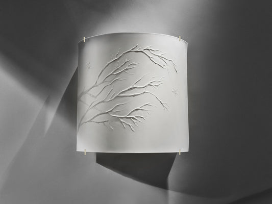 Wandleuchte aus weißem Biskuitporzellan mit eingeprägtem Zweigrelief, Licht aus.
White biscuit porcelain wall lamp with embossed branch relief, light off.